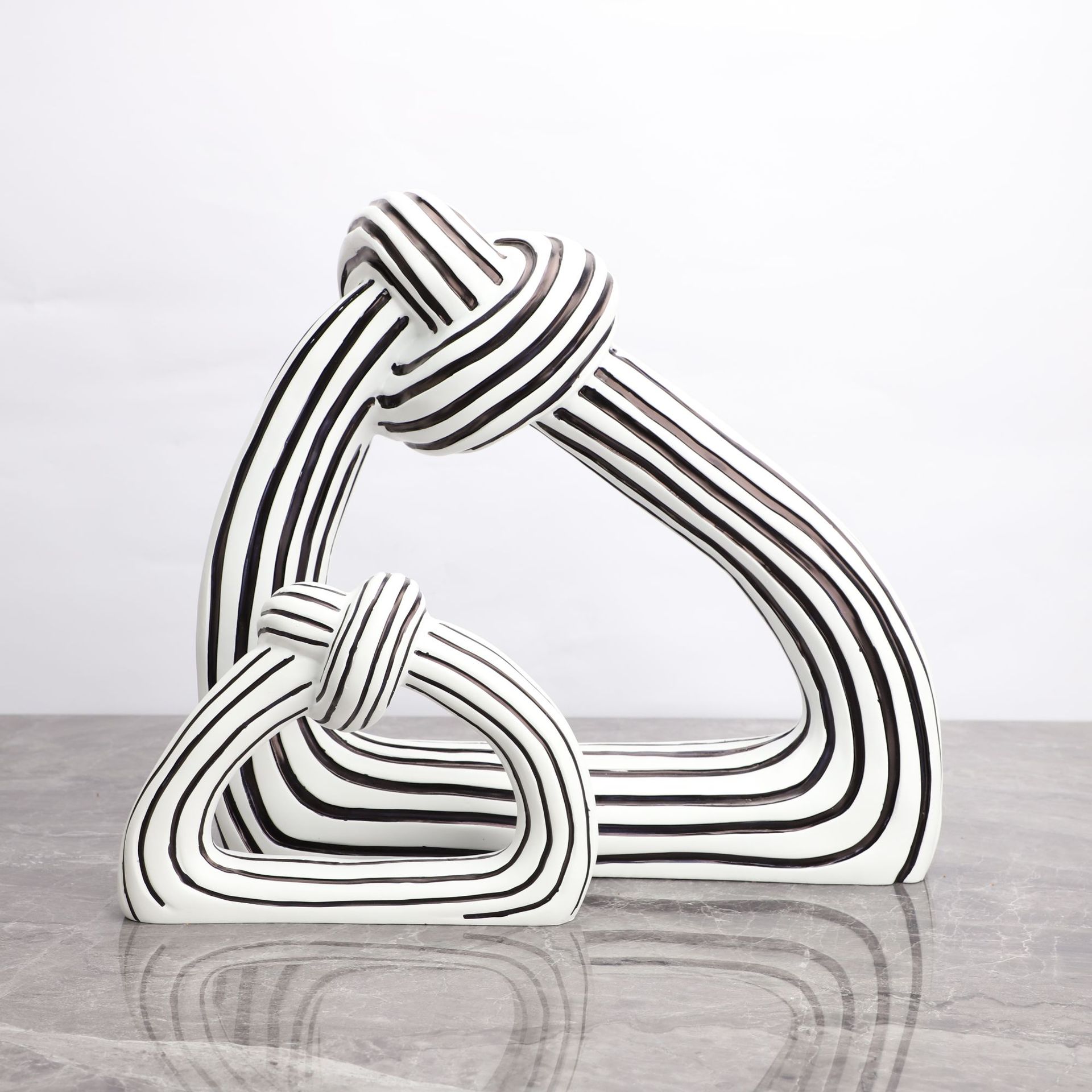 现代简约创意白黑条纹扭结树脂摆件样板房家居玄关客厅软装饰品