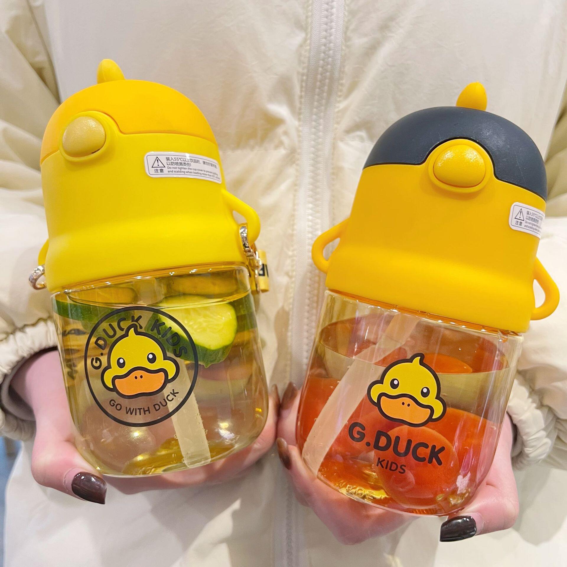 网红小黄鸭新款儿童卡通吸管塑料杯男女学生手背带便携透明水杯子