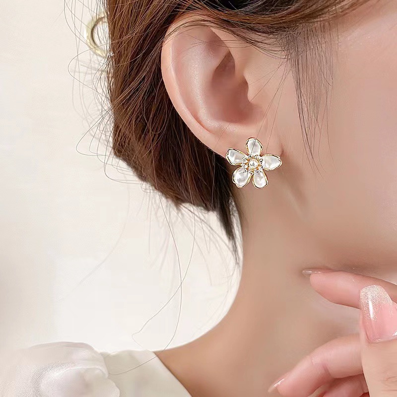 Sterling Silver Needle Korean Dongdaemun Elegant Stud Earrings for Women Niche Design Camellia Earrings Autumn and Winter Pearl Earrings