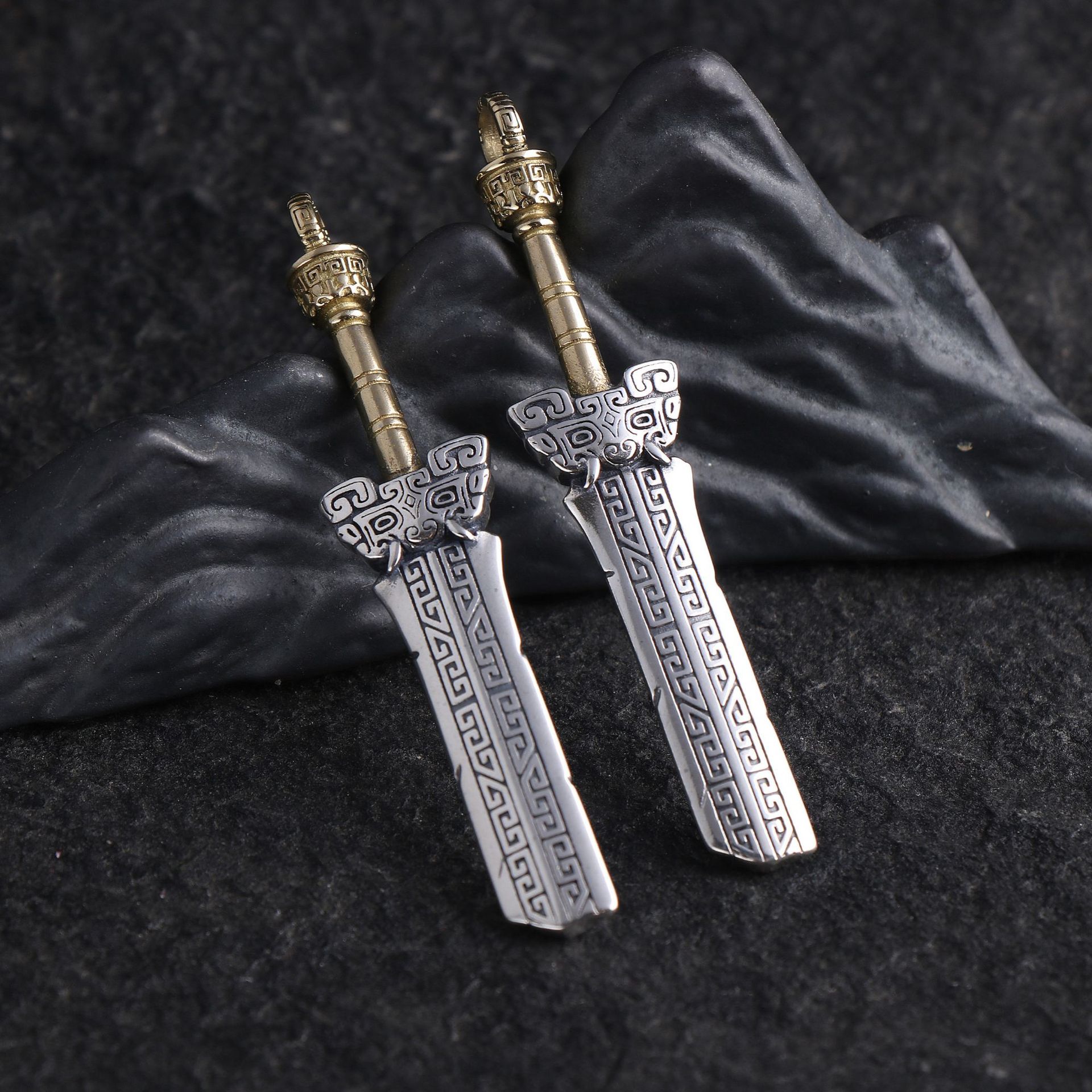 s925纯银男士个性吊坠仿古镶铜断剑宝剑招财饕餮霸气银挂件钥匙扣