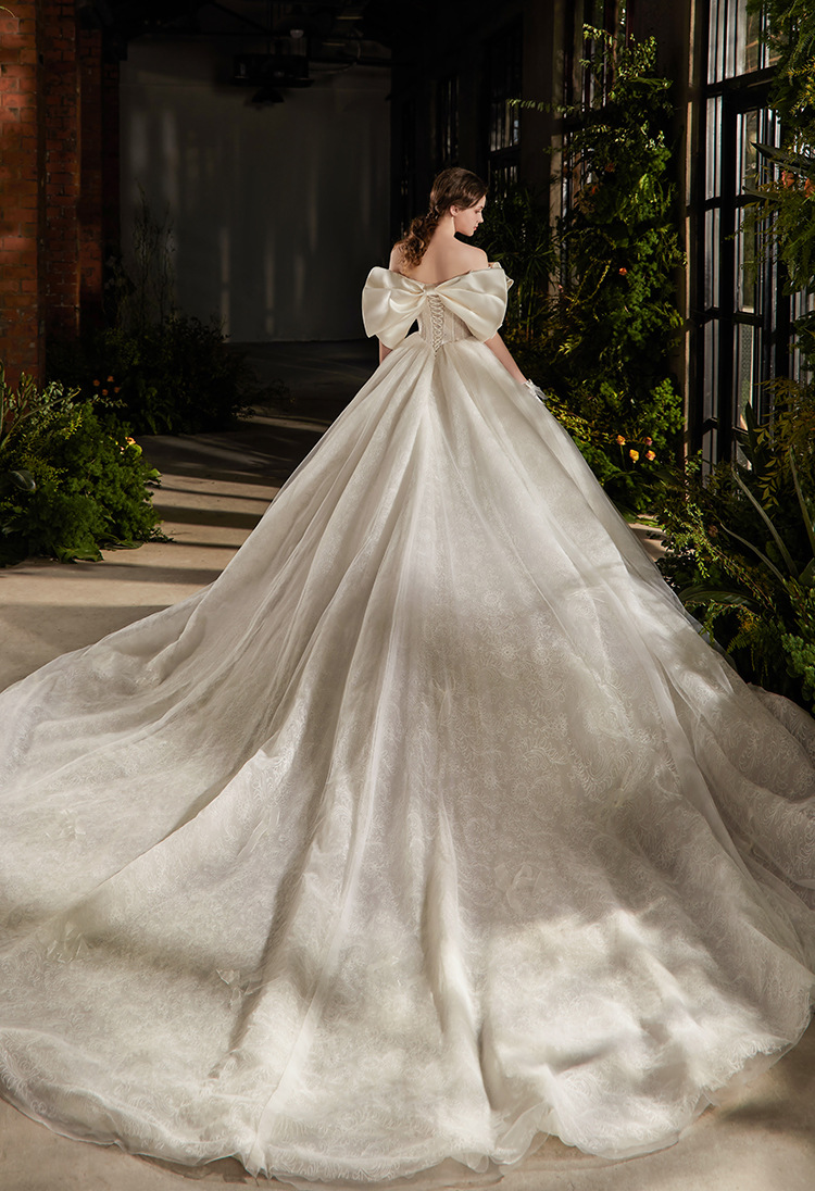 重工主婚纱2022一字肩礼服赫本宫廷风蝴蝶结拖尾结婚新娘缎面婚纱