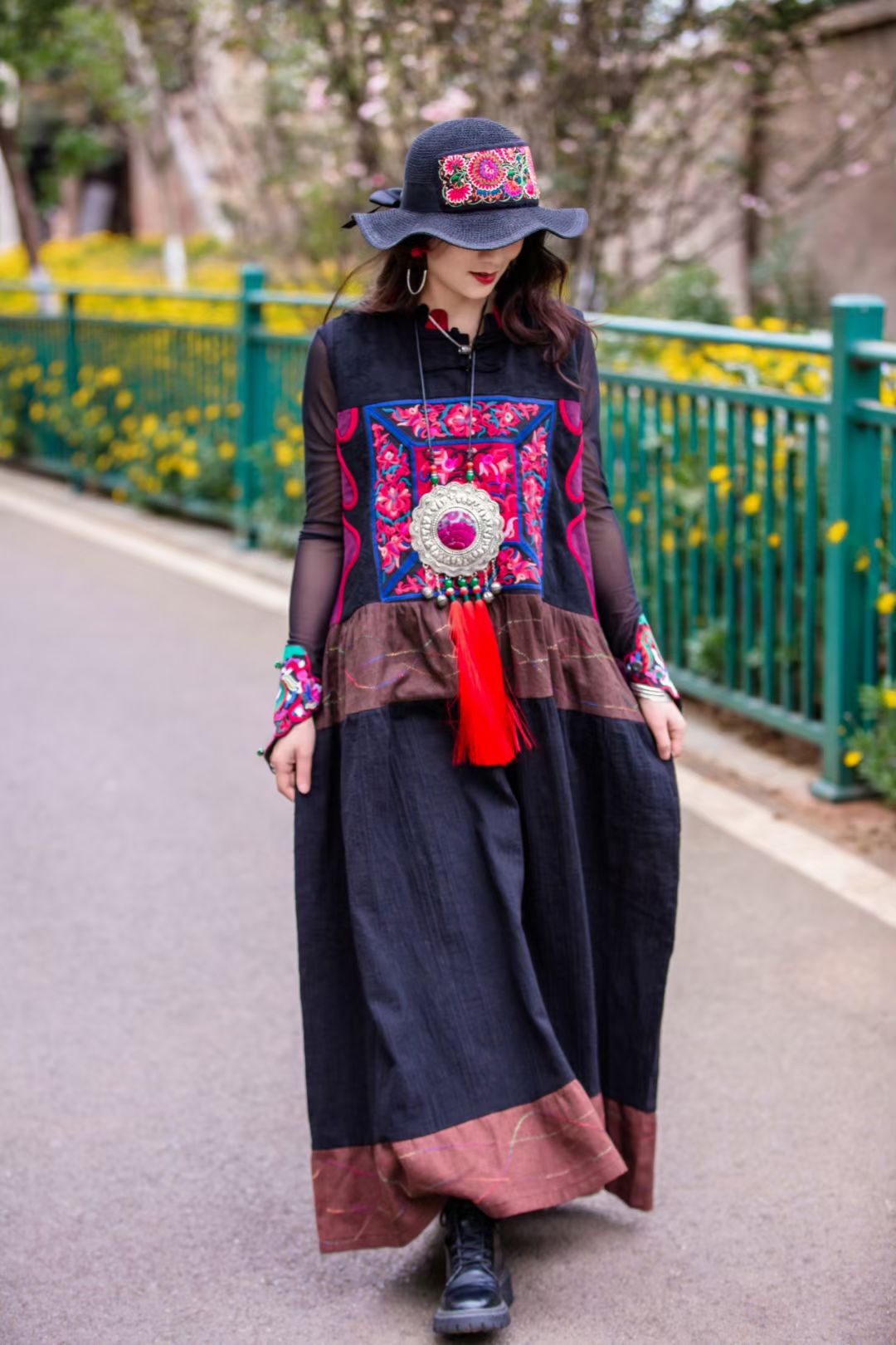 云南昆明民族服装