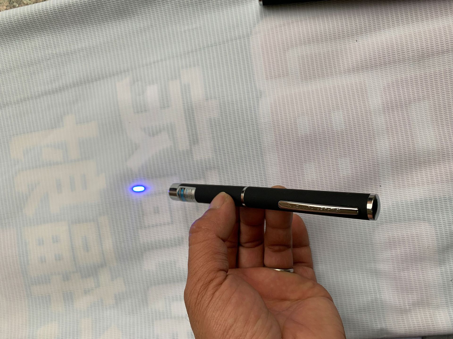 卖眼镜托门用蓝光笔a4测试卡激光笔防蓝光测试卡