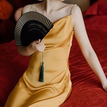 新中式新娘晨袍女夏季新款结婚晨拍敬酒礼服黄色水钻吊带裙高级感