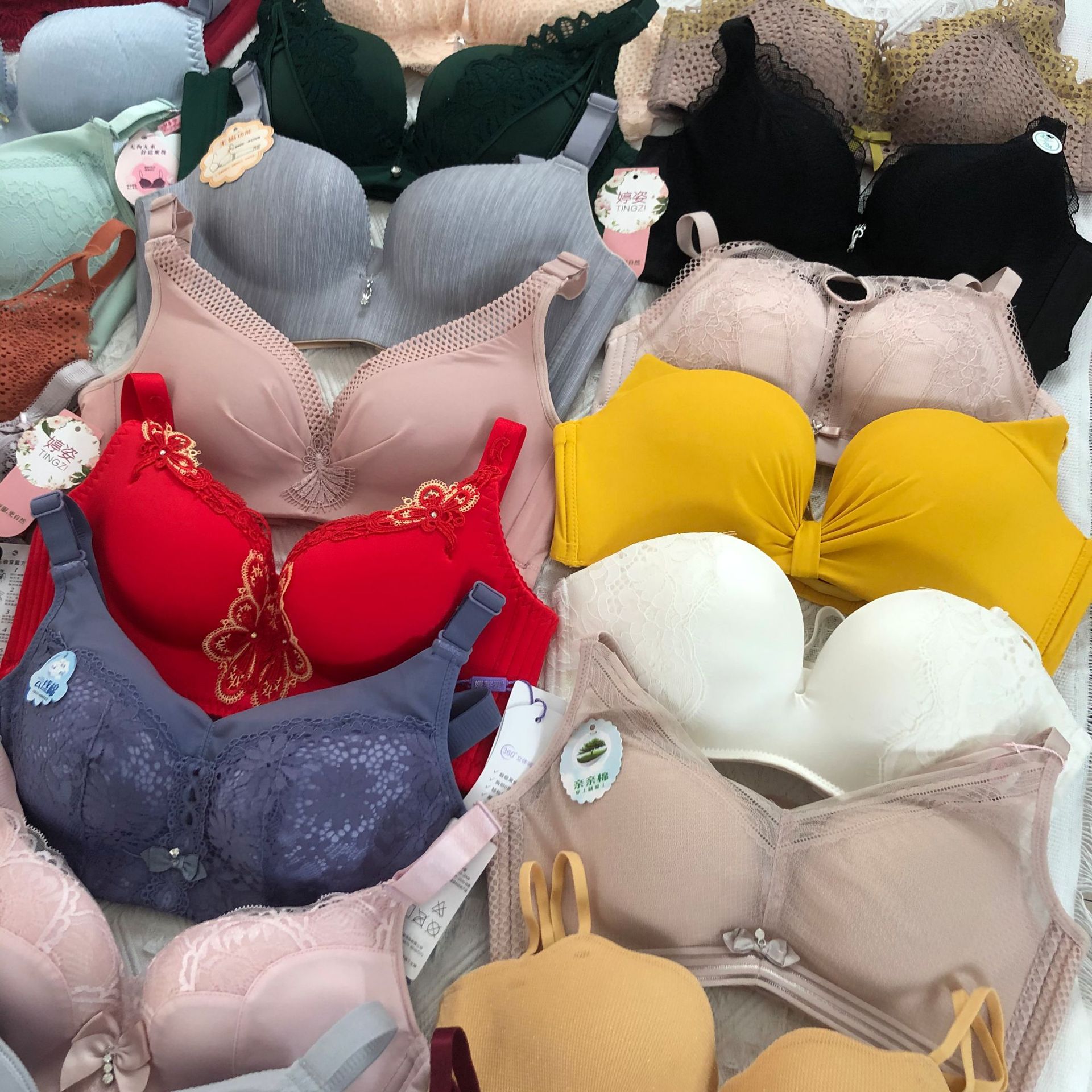 高档品牌杂款无痕内衣尾货无钢圈杂款文胸摆地摊专卖店做特价