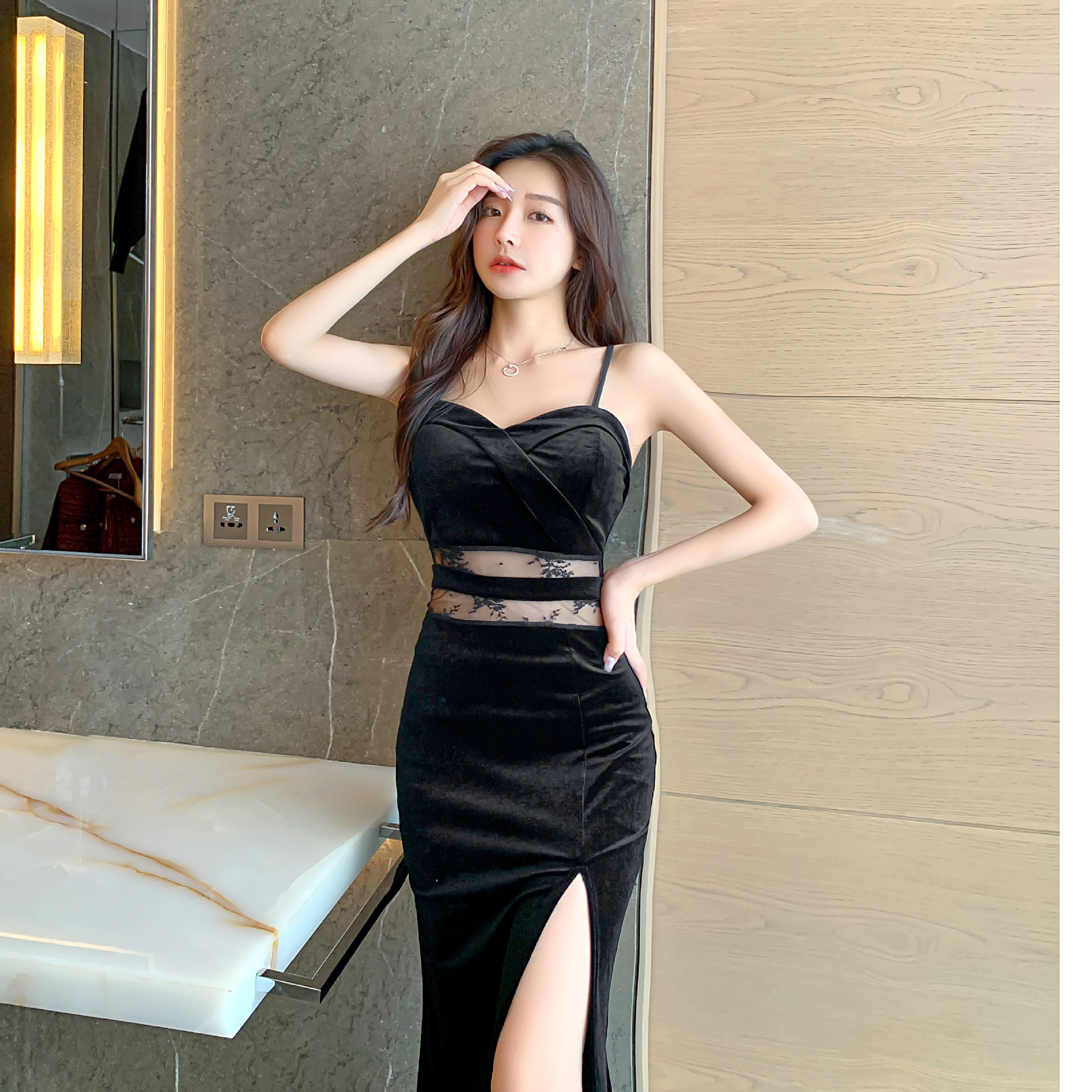 性感丝绒晚礼服酒红色低胸吊带露背蕾丝拼接收腰显瘦开叉长连衣裙