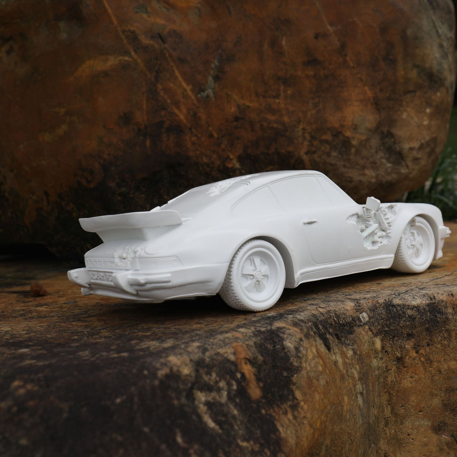 丹尼尔被侵蚀麻将发财小轿车911汽车模摆件雕塑潮玩艺术生日礼物