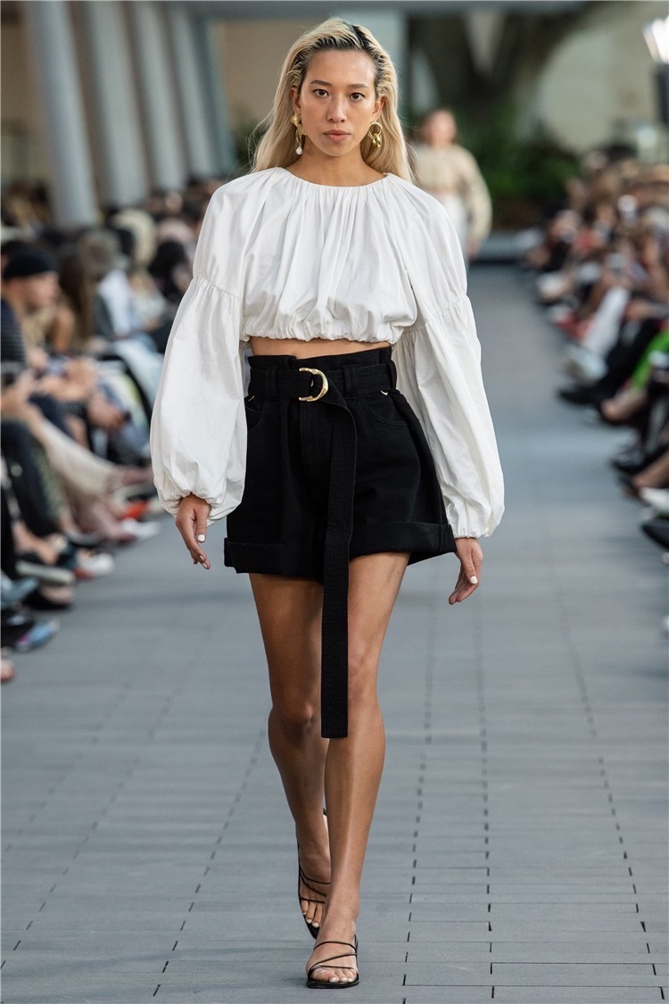 春夏新款aj秀场款不规则金属腰带捏褶遮肚显瘦高腰纸袋女牛仔短裤