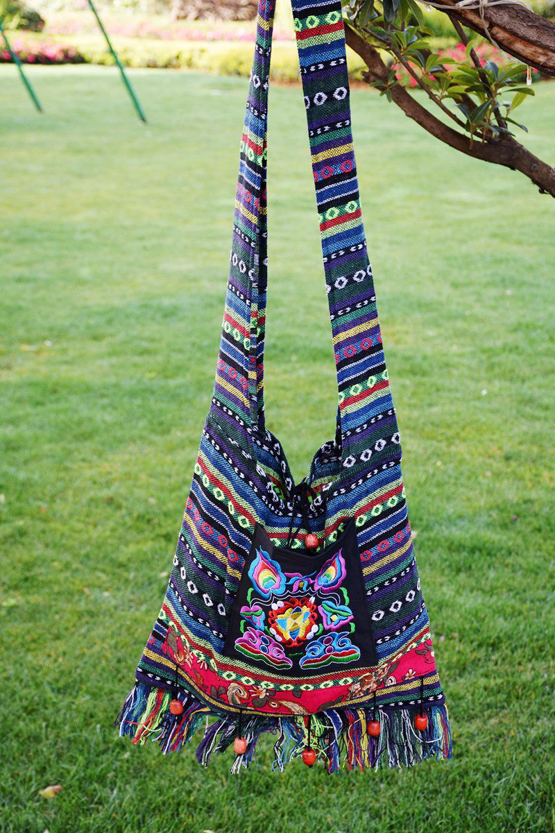 彝族手工刺绣包包彝族传统云南单肩包写真香包手工艺三角包特色