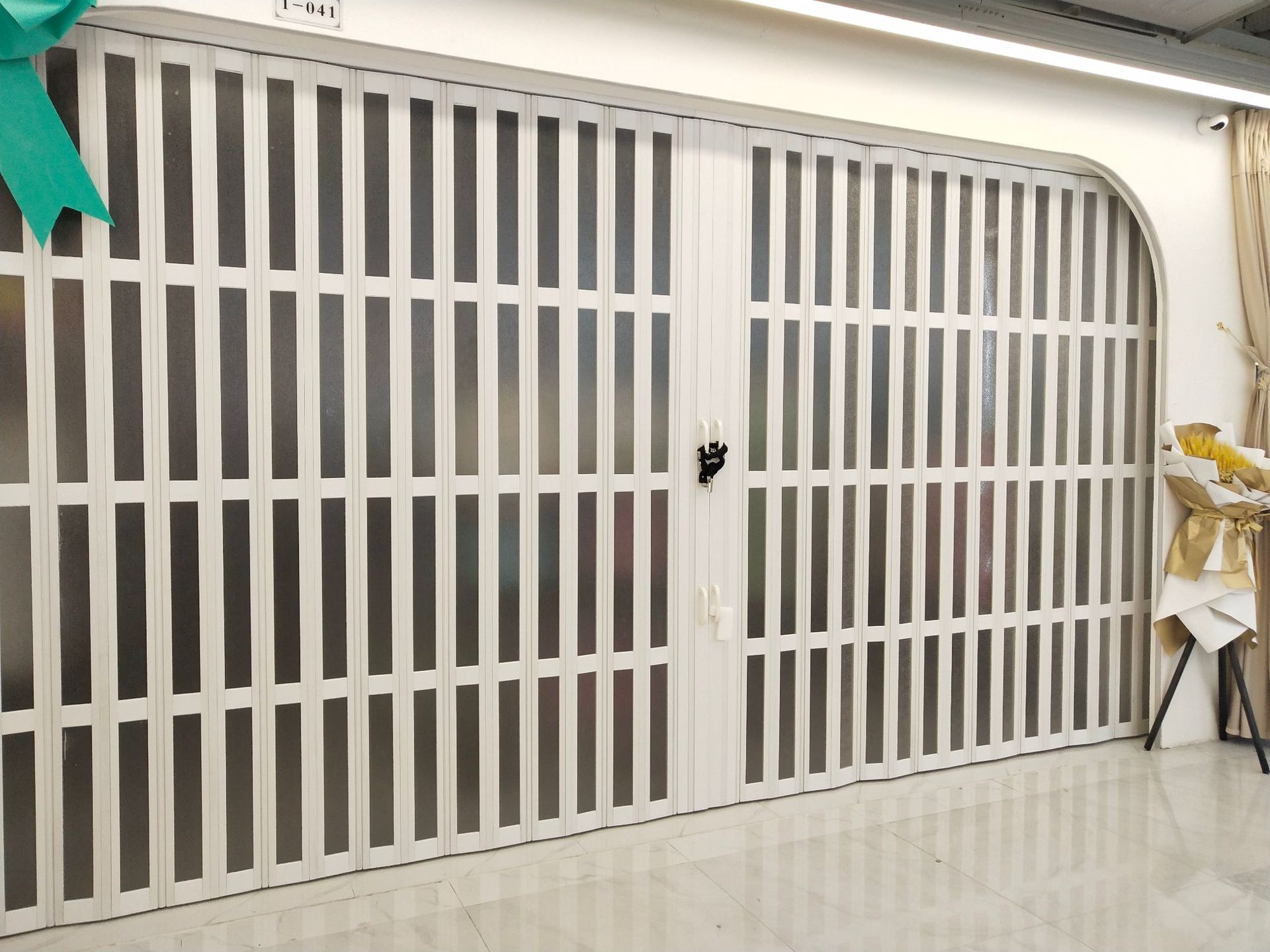 成都销售安装汽车美容店透明隔断折叠门 洗车房工位防尘推拉门