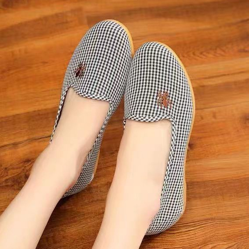 23 Spring and Autumn New Old Beijing Cloth Shoes Women Middle-Aged and Elderly Mom Shoes Pumps All-Match Non-Slip Tendon Bottom One Piece Dropshipping