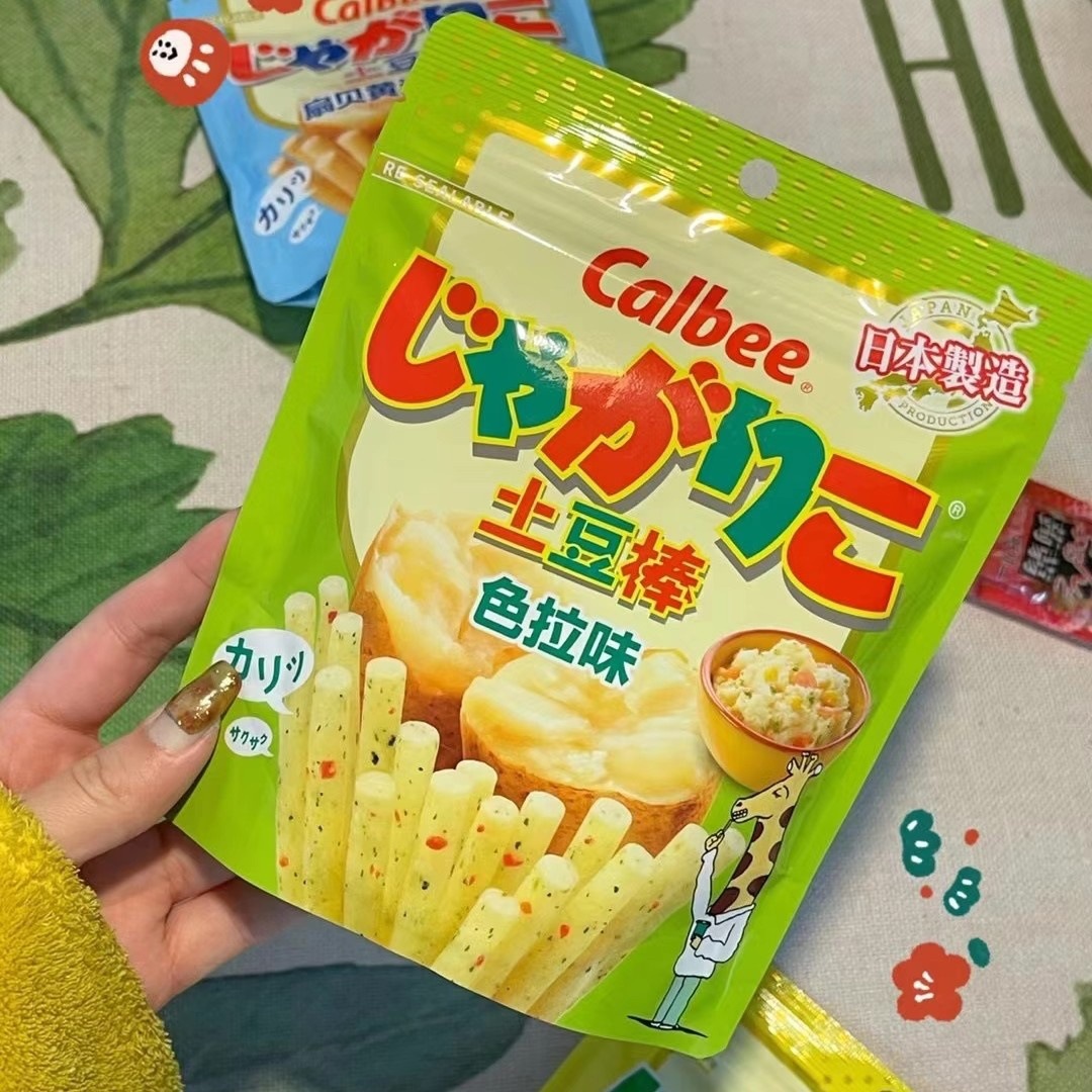 日本进口calbee卡乐比色拉味土豆棒马铃薯条休闲膨化零食55g