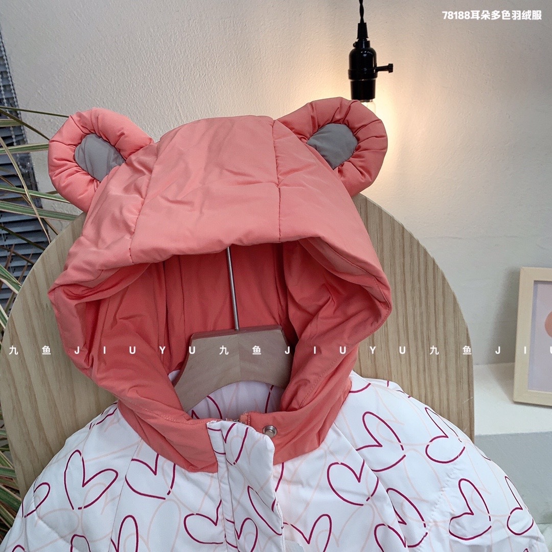九鱼奶哈现货直销男童女童冬季带耳朵连帽卡通短款中腰防风羽绒服