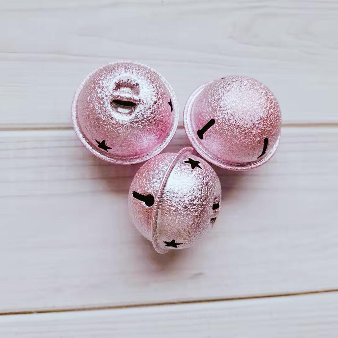 铃铛颜色是调色,不同批次都会有点色差,属于正常现象.