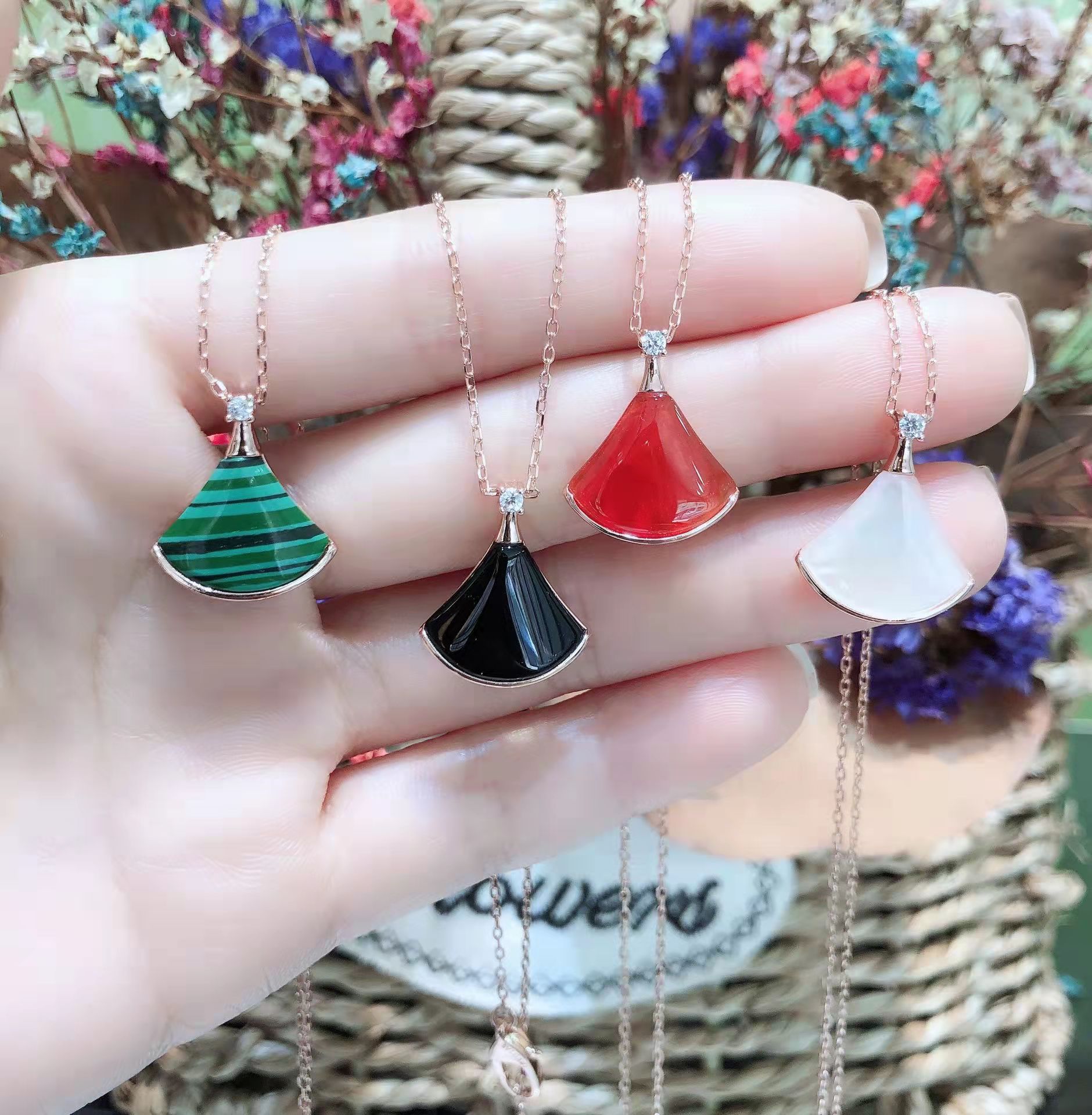 精工版宝家925纯银小裙子项链女扇形白贝母吊坠镀18k玫瑰金锁骨链