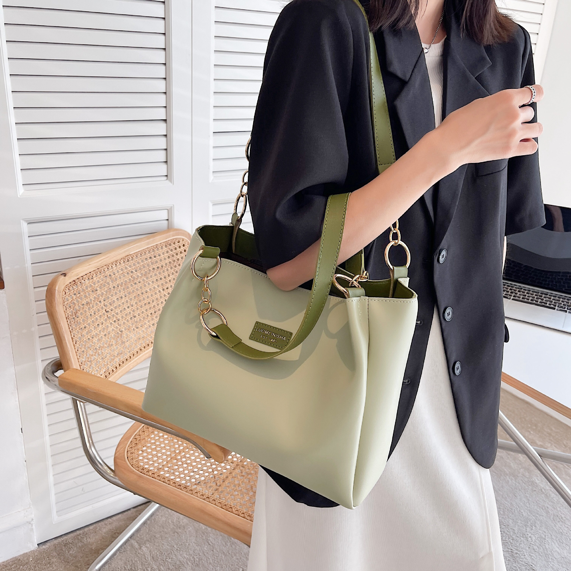 大容量包包女通勤包潮网红休闲托特包时尚百搭ins单肩手提大包