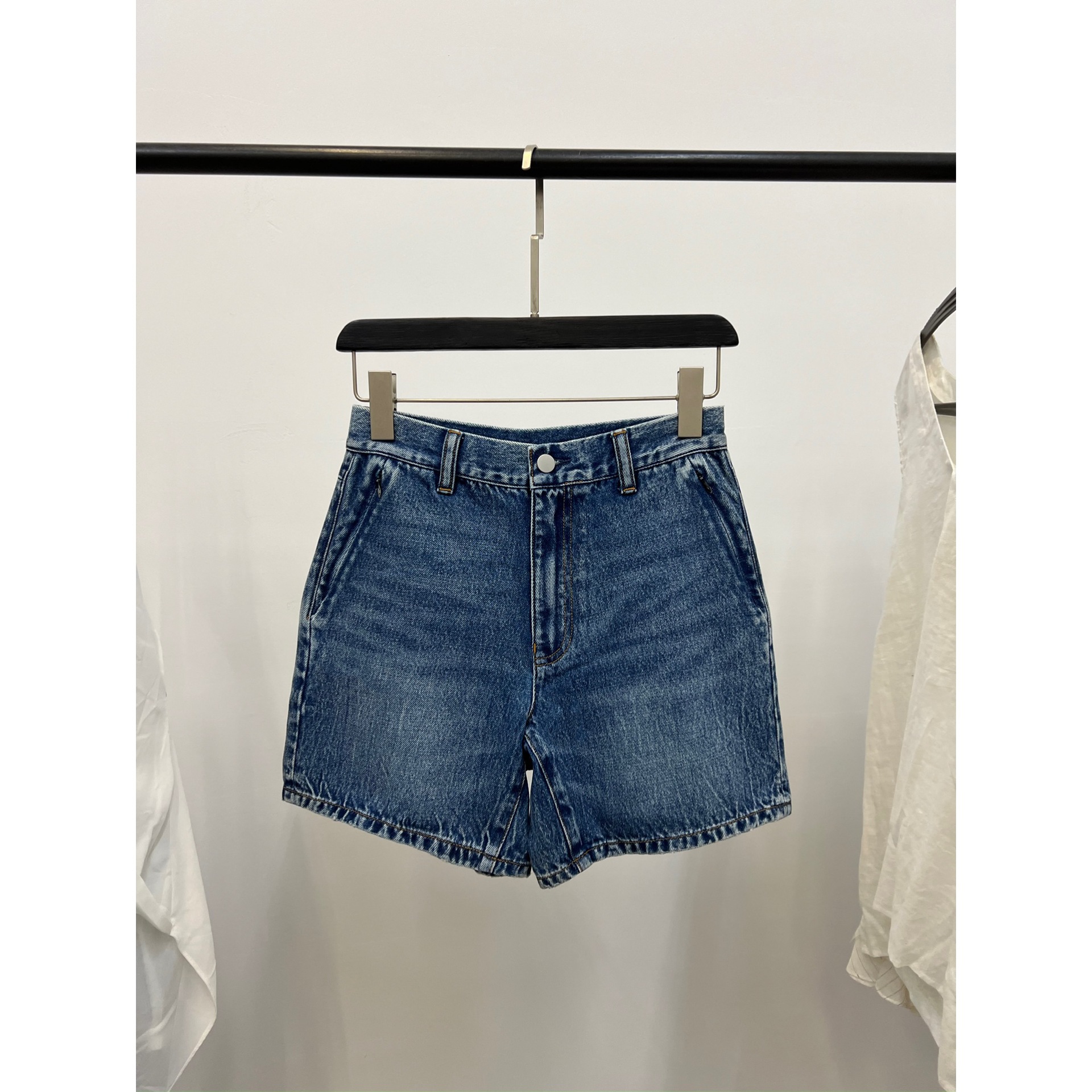 尾单aw极简西裤剪裁隐形拉链口袋高腰直筒牛仔短裤-阿里巴巴