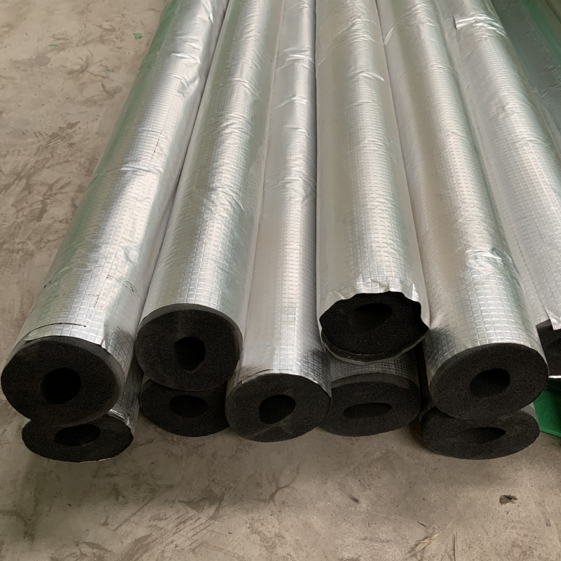 现货b2级阻燃橡塑保温管 空调管道橡塑管铝箔贴面复合橡塑保温管