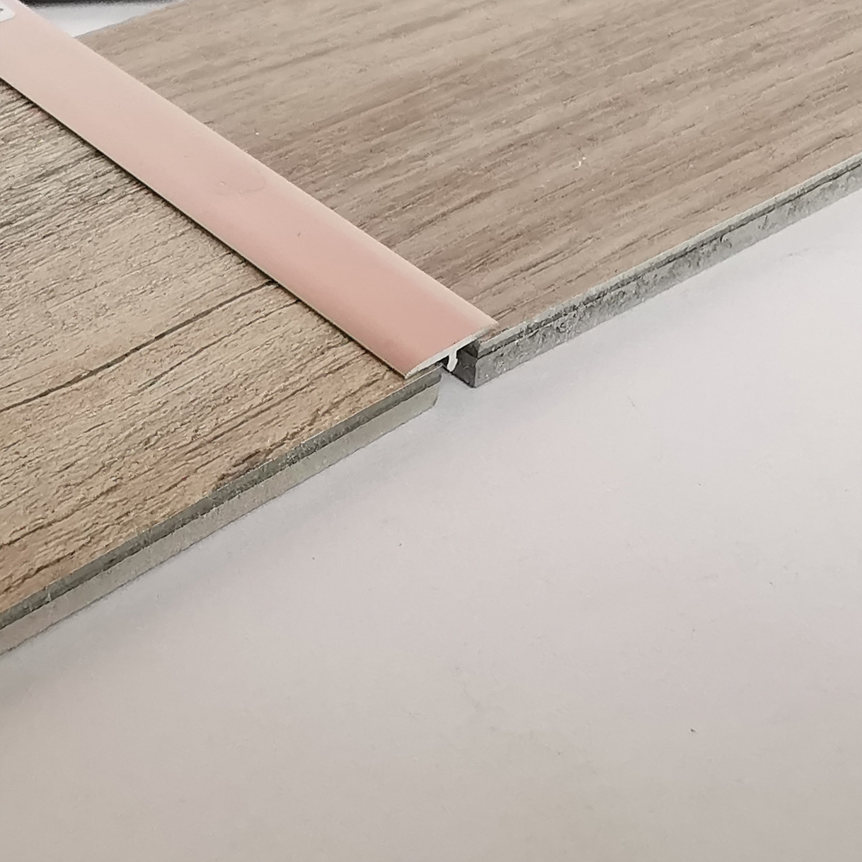 鑫逸美铝合金装修材料  t型万能扣 平条 pvc地板连接条 单角平扣