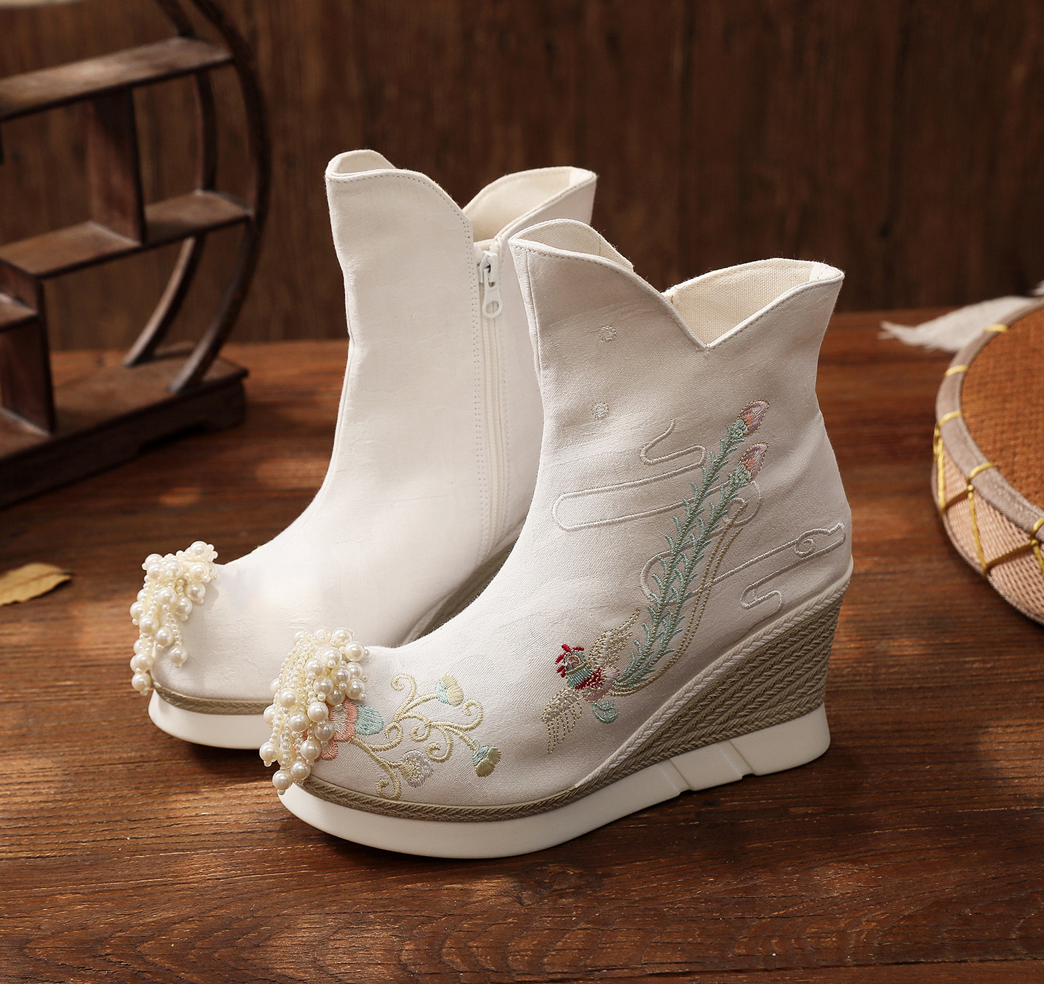 秋冬新款古风女汉服靴子古装增高翘头唐风明制搭配登云履绣花靴子