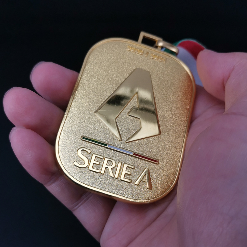 2021意大利甲级联赛意甲夺冠球队国际米兰足球球迷纪念品奖牌挂牌
