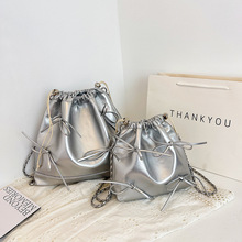 韩版小众设计包包女2024新款夏季潮时尚银色水桶包出游旅行小背包