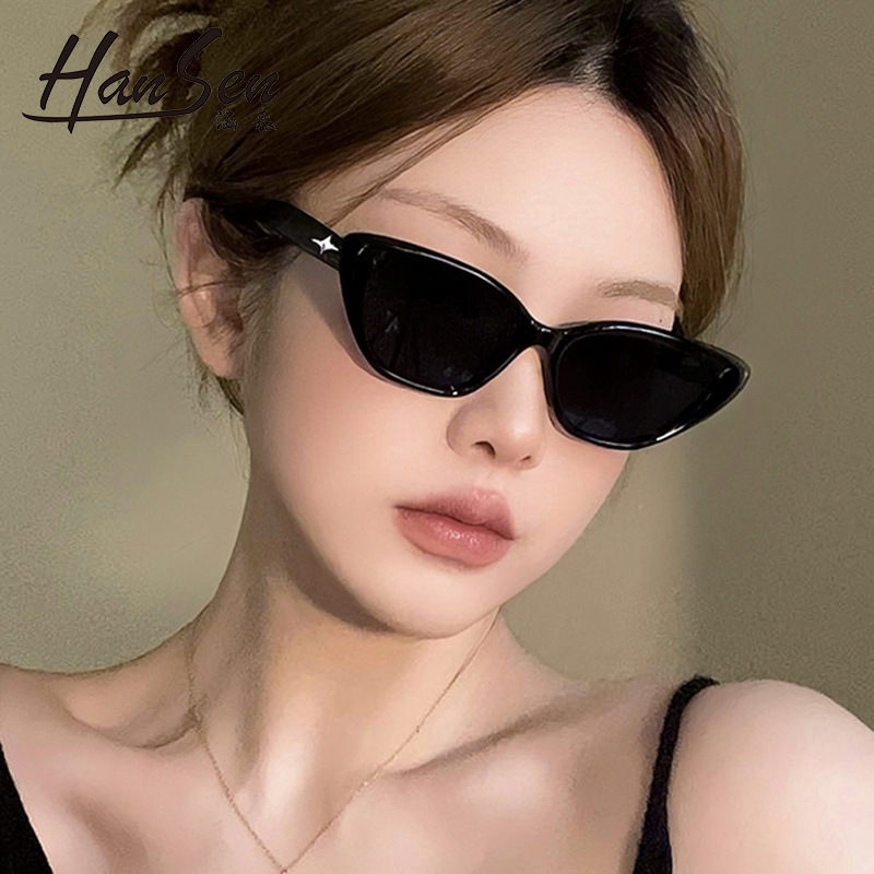 Retro Triangle Cat Eye Sunglasses for Small Face Women's High-Grade Ins Black Small Frame Sun Glasses Sun Protection Style Photo