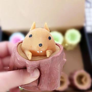 新奇特松鼠杯挤压萌宠捏捏乐挤压惊喜树桩动物发泄玩具