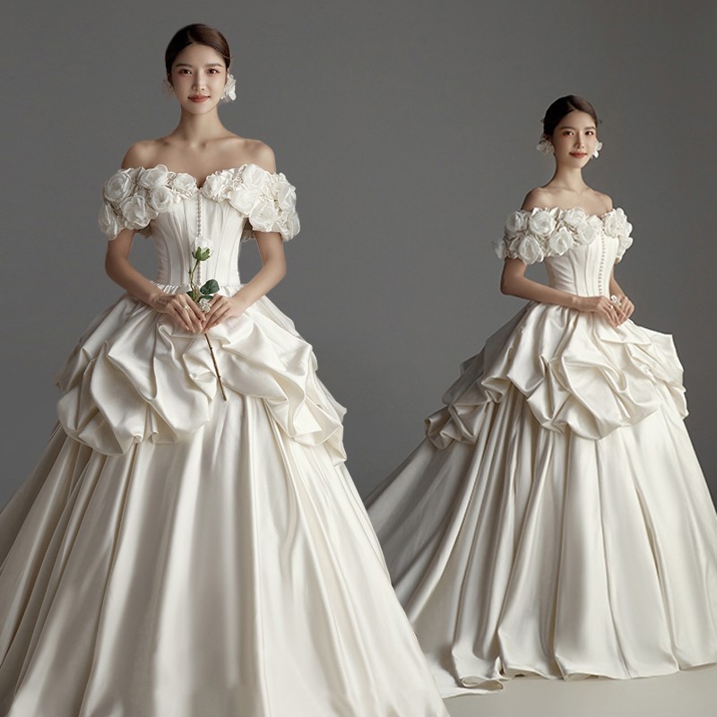 影楼新款主题服装情侣写真拍照礼服韩版长拖尾一字肩花朵缎面婚纱