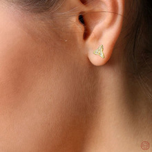 日韩风三角金色银饰耳钉轻奢的设计引领潮流彰显魅力妩媚