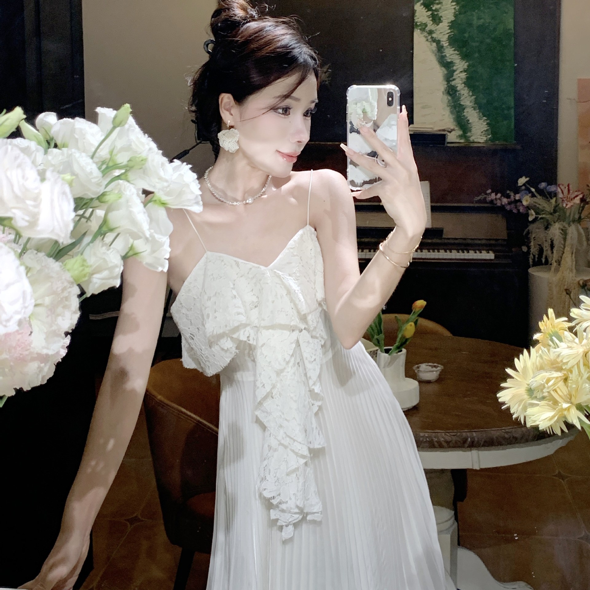 名媛风白色蕾丝连衣裙图片-海量高清名媛风白色蕾丝连衣裙图片大全