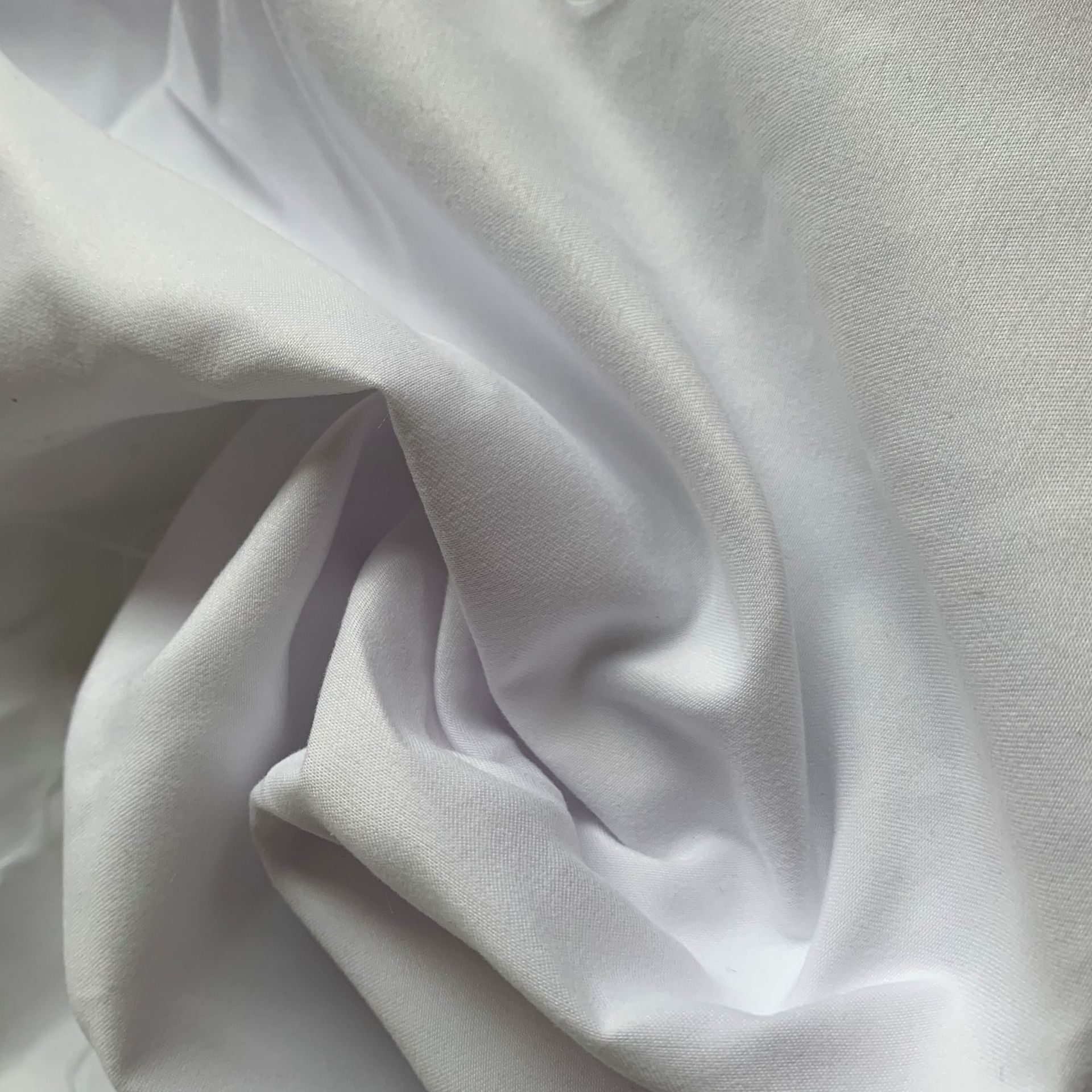 斜纹桃皮绒面料 全涤漂白磨毛沙滩裤短裤衬衫印花底布料 现货