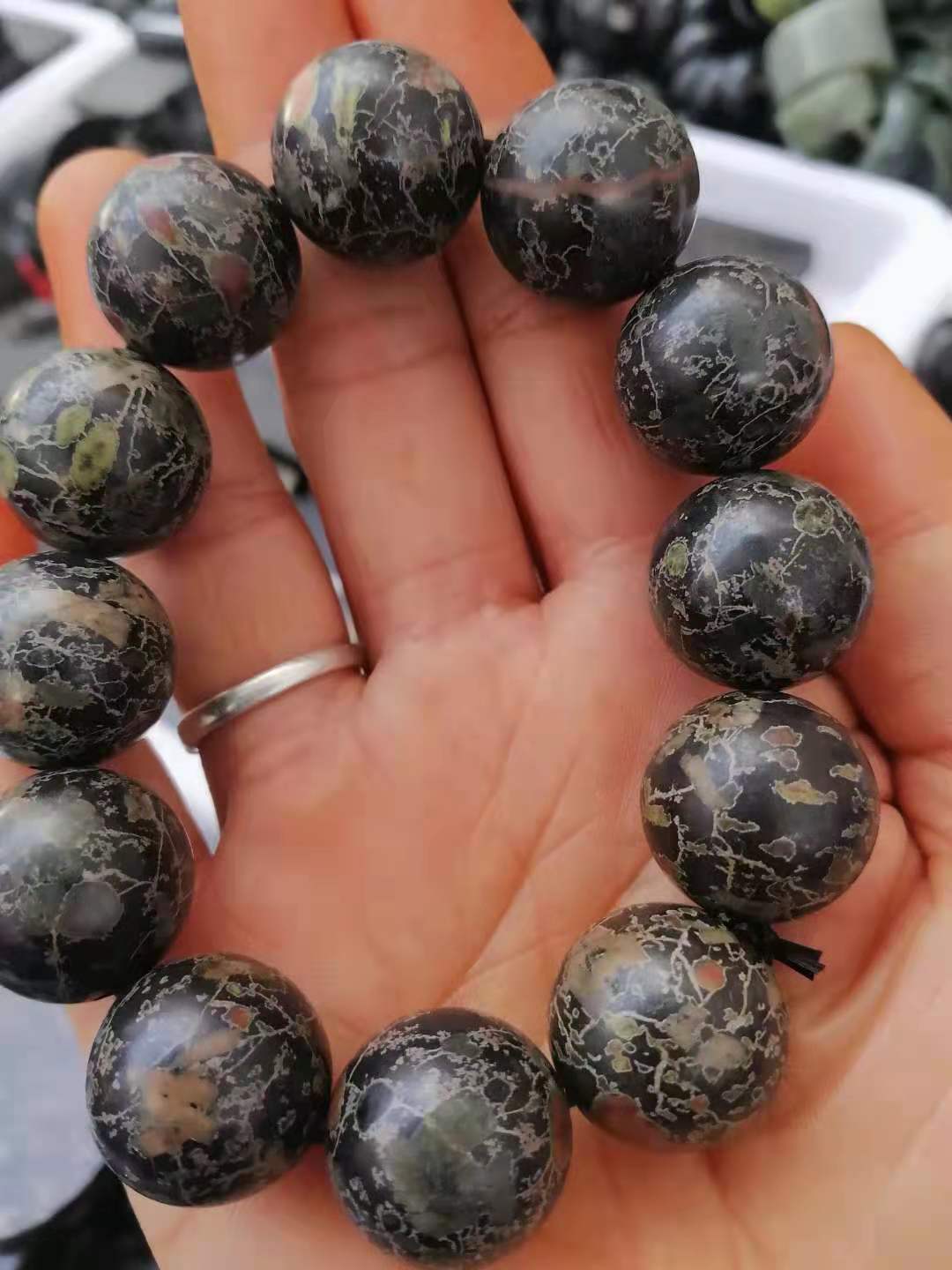 洛阳梅花玉手镯手镯梅花玉男女款圆珠手串