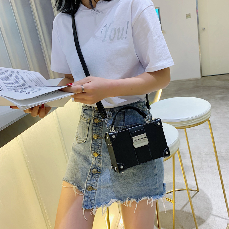 2023 New Chain Bag Women's Twist Lock Shoulder Bag Handbag Women's Solid Color Fashion Small Box Bag