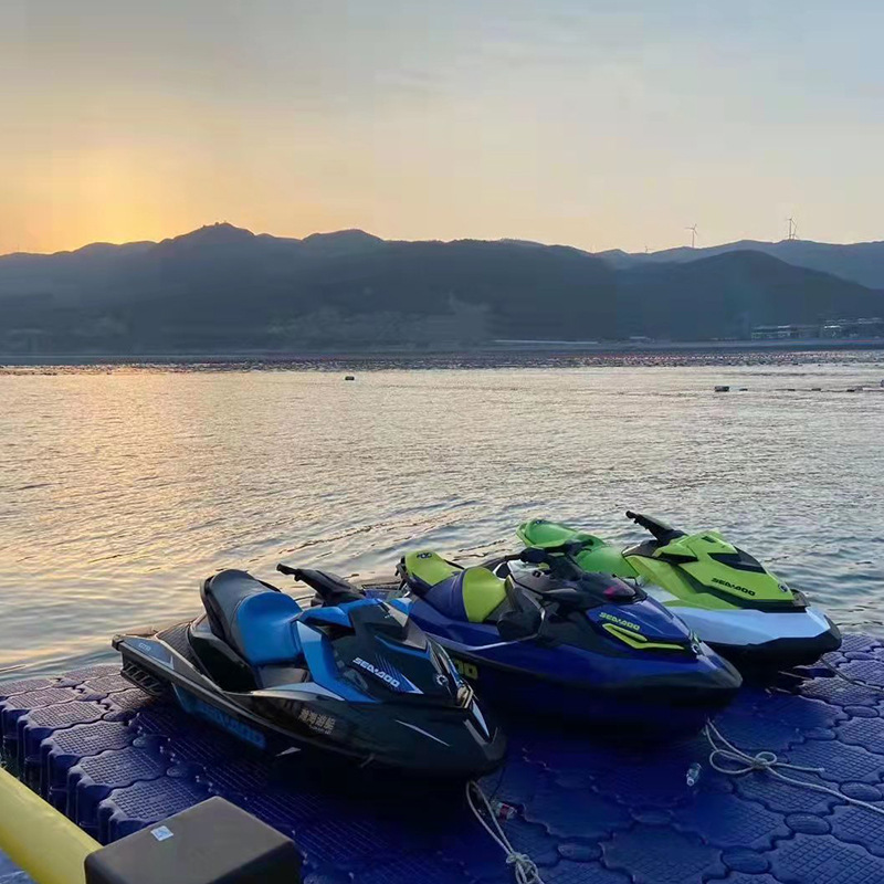 鱼塘养殖垂钓水上浮桥浮筒海上游艇停放码头水上浮筒码头摩托艇游