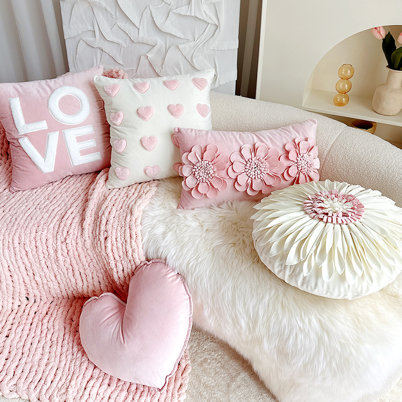 法式新款花朵抱枕粉色毛绒少女心客厅沙发爱心靠垫床头可爱靠晴文