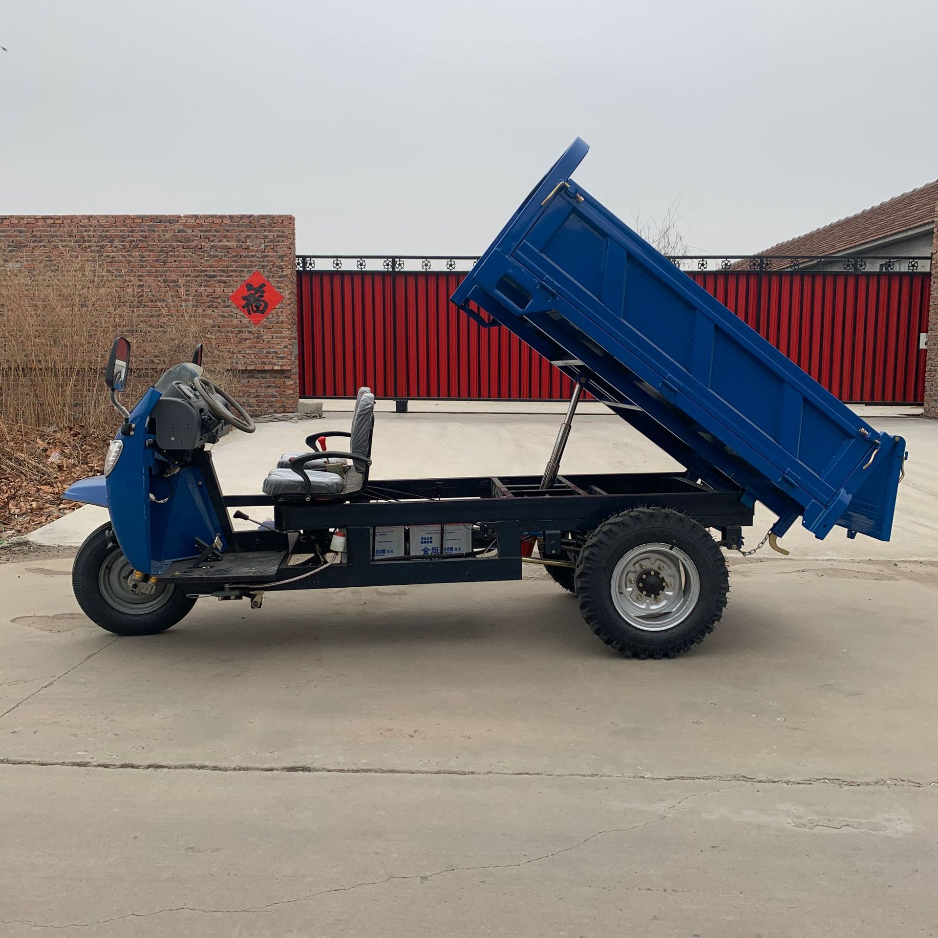 鲁祥供应电动矿用三轮车 工地拉沙拉灰翻斗车 自卸运输电动大三轮