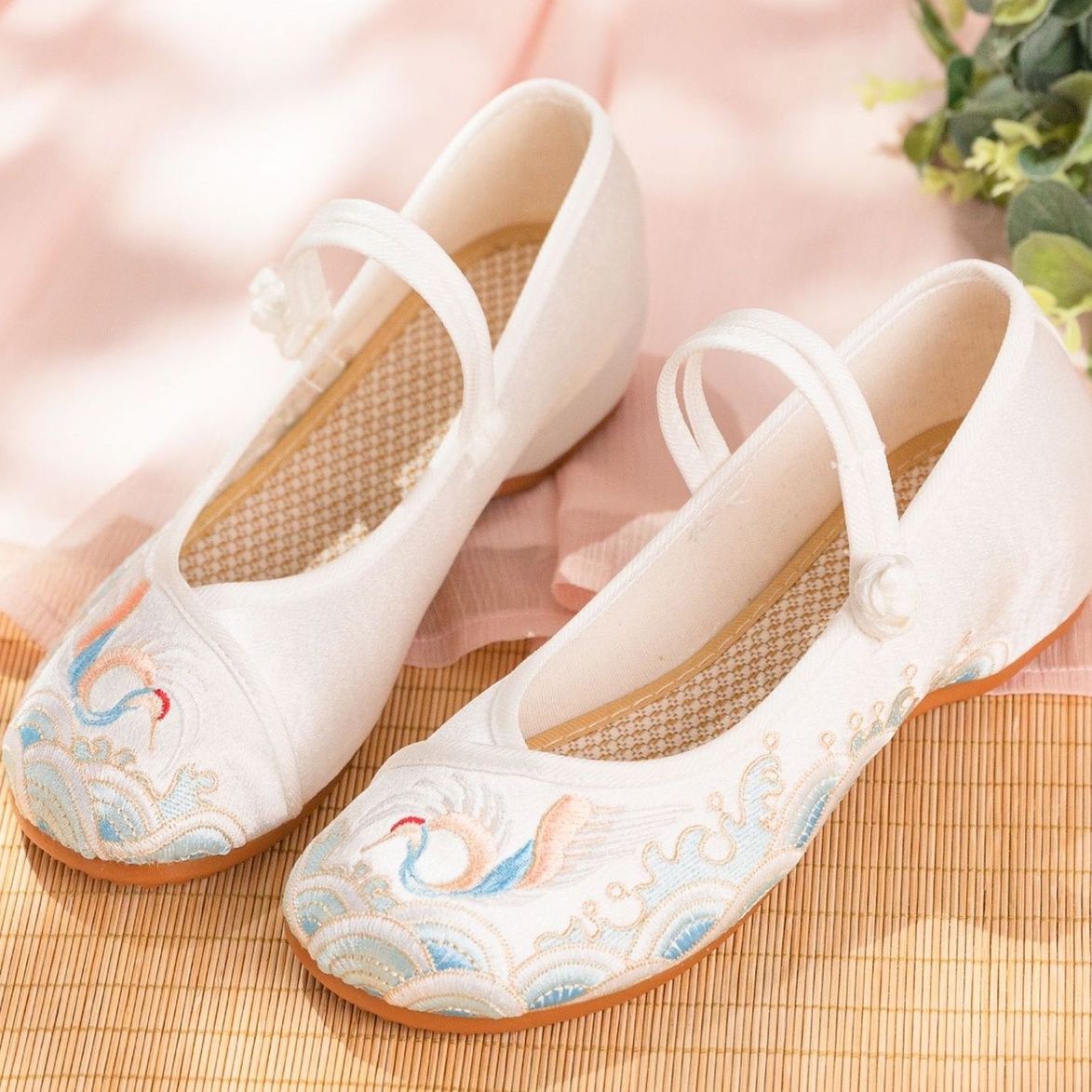 汉服鞋女成人新款古风鞋民族风绣花鞋软底老北京布鞋女广场舞蹈鞋