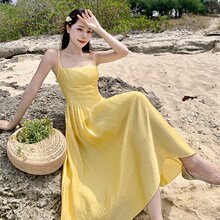 复古黄色收腰吊带连衣裙女夏季2022年新款海边度假气质性感长裙子