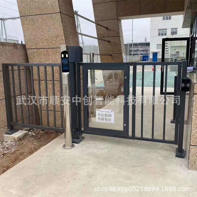 武汉小区广告门刷卡门禁系统闸机人脸识别感应开门栅栏式广告门
