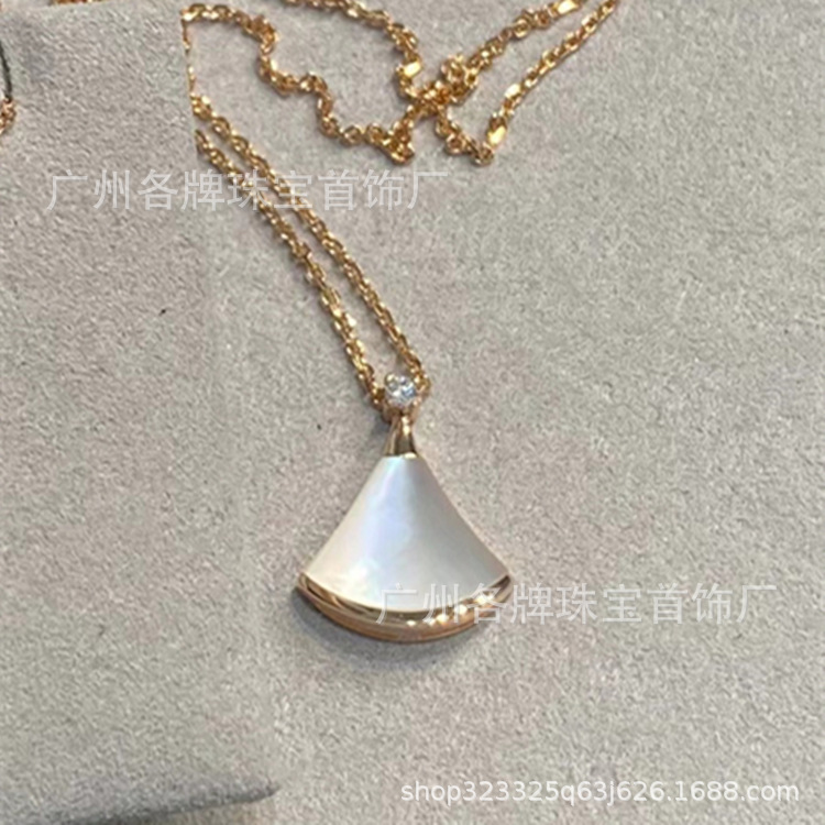 V Gold High-End Jewelry Small Skirt Necklace Female Fritillary Smile Light Luxury Small Waist Spring Clavicle Chain