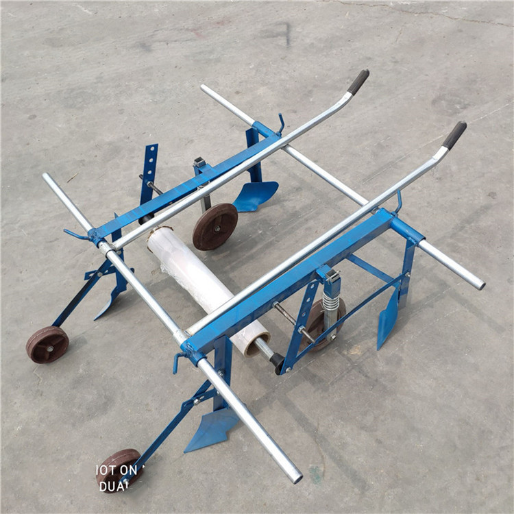 新型花生扣膜机地膜覆盖机哈尔滨地膜喷药覆膜机