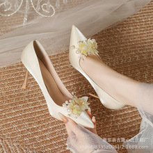 尖头细跟绸缎婚鞋珍珠花朵饰扣结婚新娘伴娘单鞋电镀鞋跟橡胶鞋底