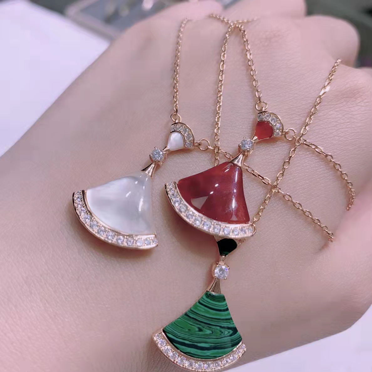 宝家925纯银小裙子项链女扇形白贝母双裙子吊坠镀18k玫瑰金锁骨链