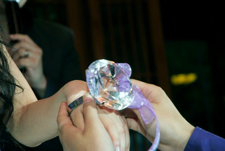 水晶超大钻戒钻石大戒指婚庆布景年会表演道具求婚结婚礼品纪念