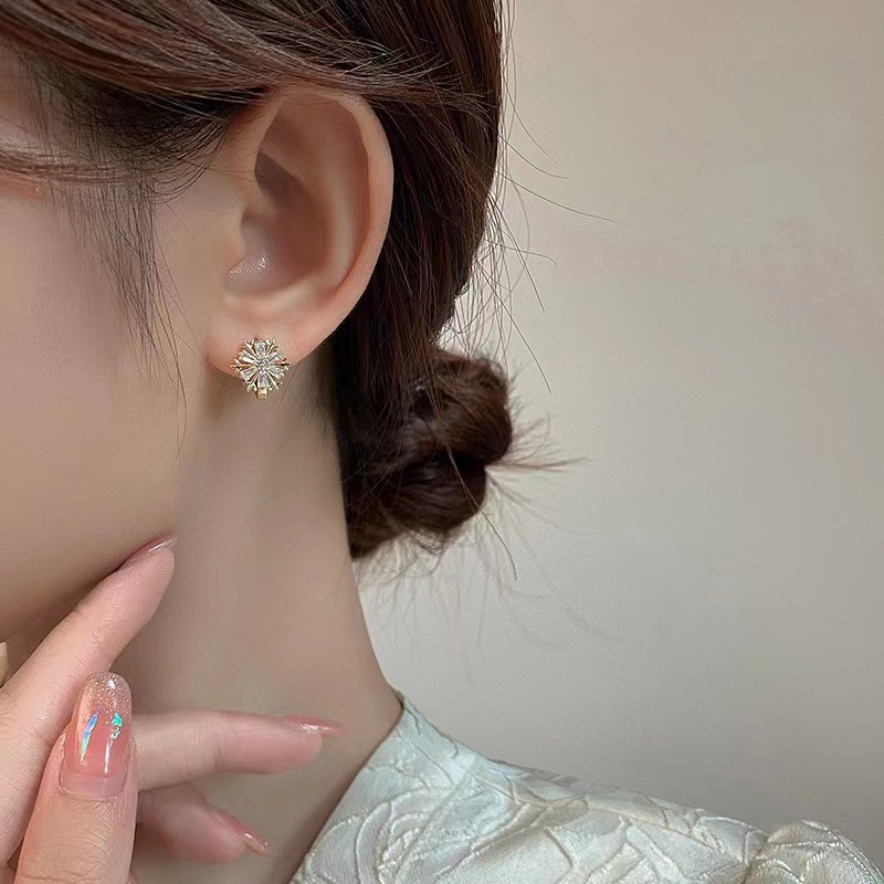 South Korea Niche Design Snowflake Ear Clip Light Luxury High-Grade Earrings 2023 New Internet Celebrity Female Eardrops Earrings