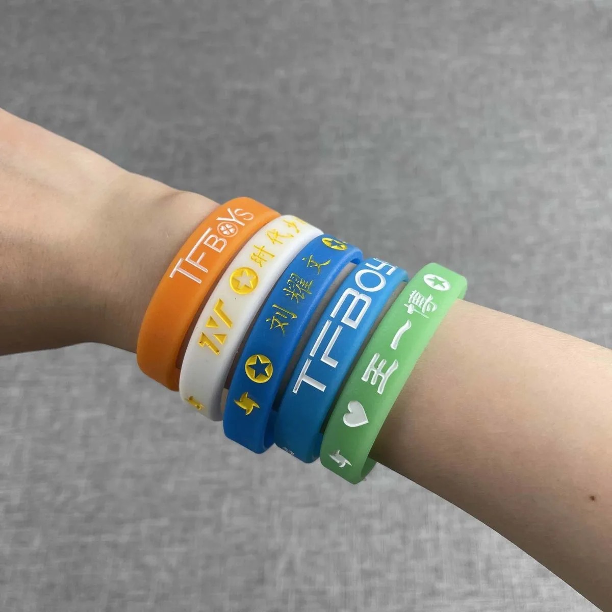 tfboys王源盒装夜光手环情侣男女学生硅胶荧光凹槽刻字手链应援