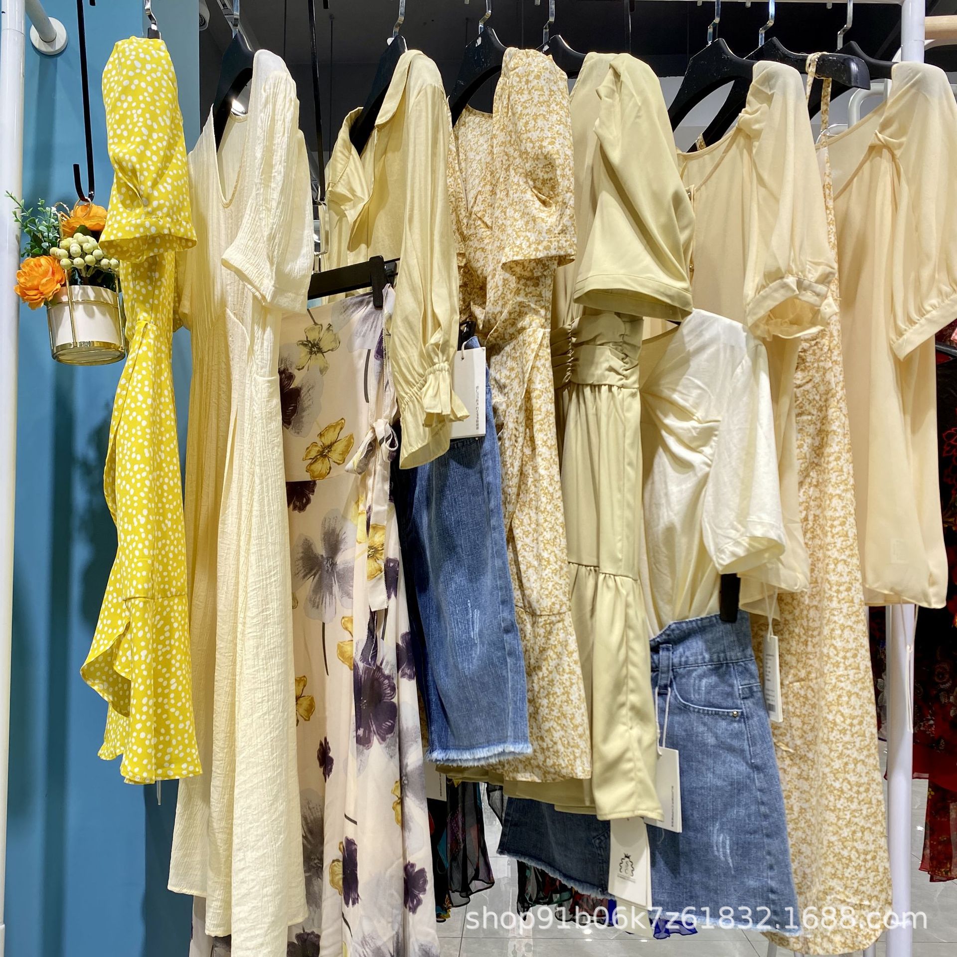 艾沸 品牌专柜撤柜尾货货源实体电商批发 22夏品牌折扣女装连衣裙