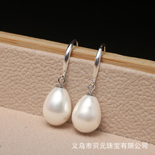 戴珍珠耳环的少女同款925银复古气质水滴形贝珠珍珠耳环厂家批发