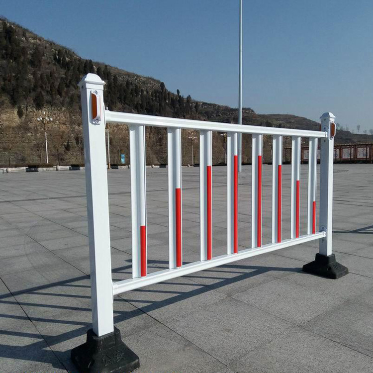 供应市政护栏交通隔离防护栏人行道公路防护栏规格咨询客服
